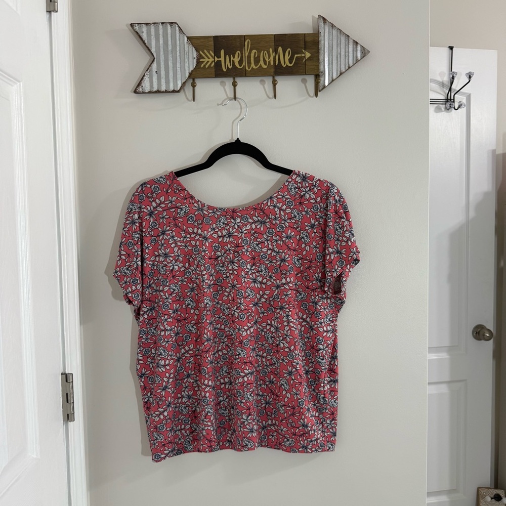 Banana Republic Pink Floral Blouse with tie back detail size Small